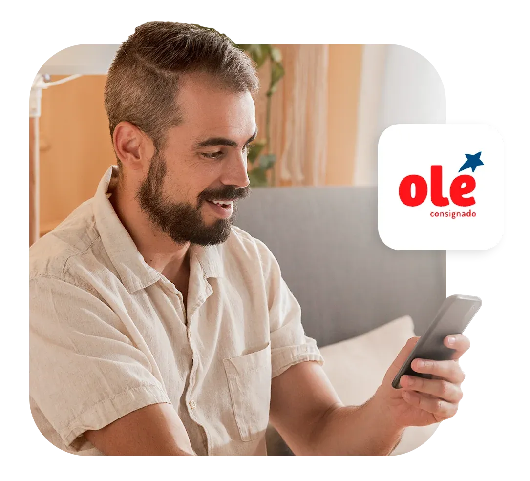 Homem sorridente simulando empréstimo no app Konsi