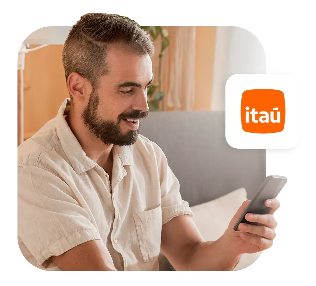 Homem sorridente simulando empréstimo no app Konsi