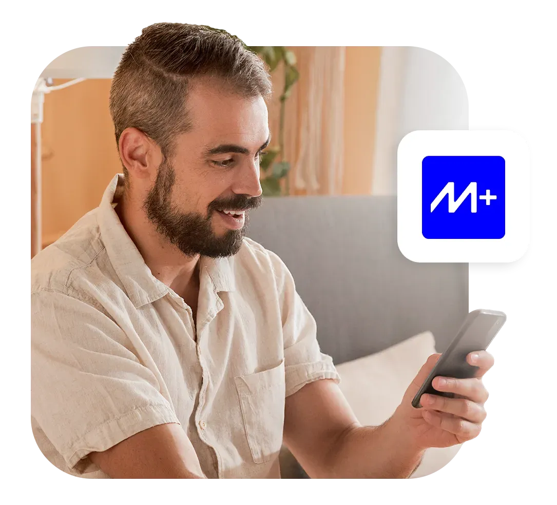 Homem sorridente simulando empréstimo no app Konsi