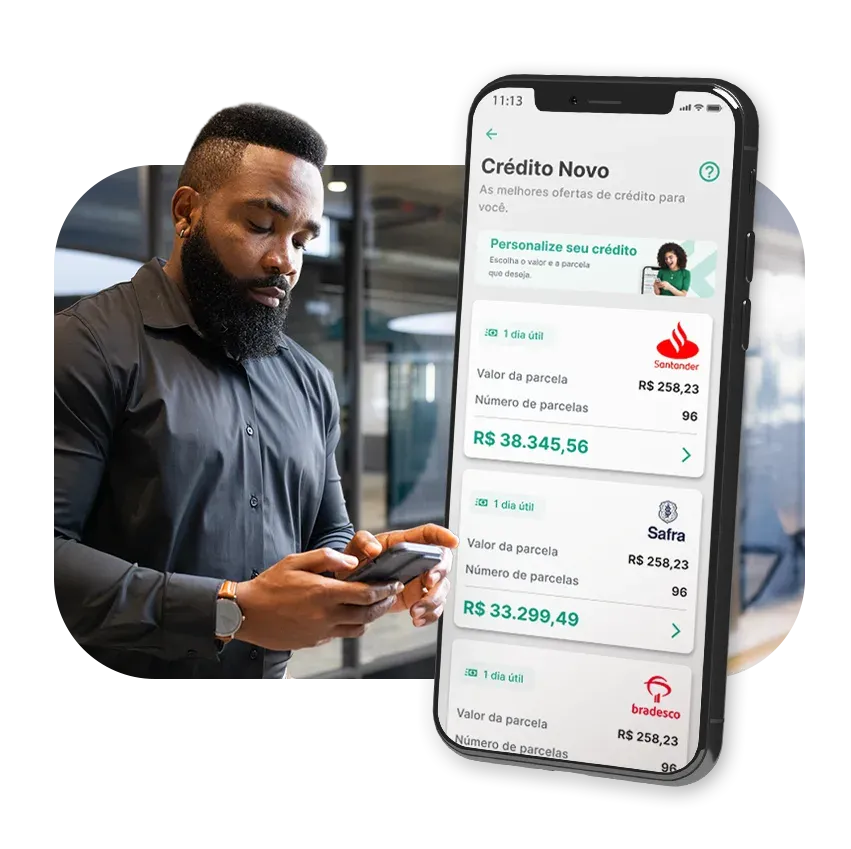 Homem usando smartphone para simular empréstimo para negativado no app Konsi, com opções de crédito e parcelas de bancos