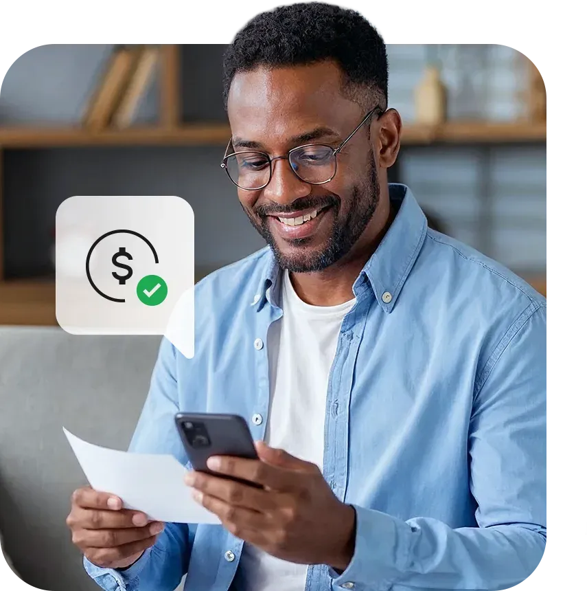 Homem conferindo proposta de empréstimo para negativado no app Konsi