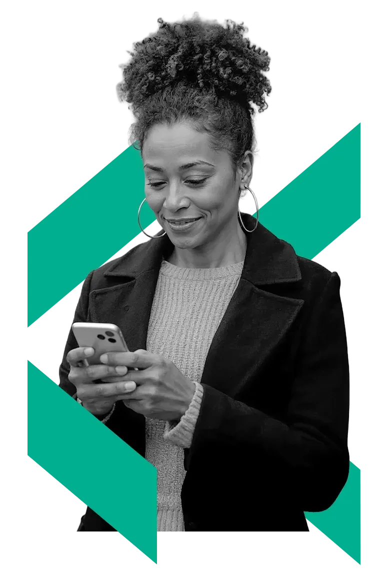 Mulher sorrindo usando celular para simular empréstimo para negativado no site Konsi