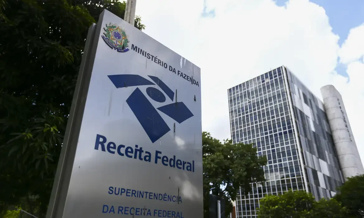 Receita Federal nega Imposto de Renda menor a funcionário público