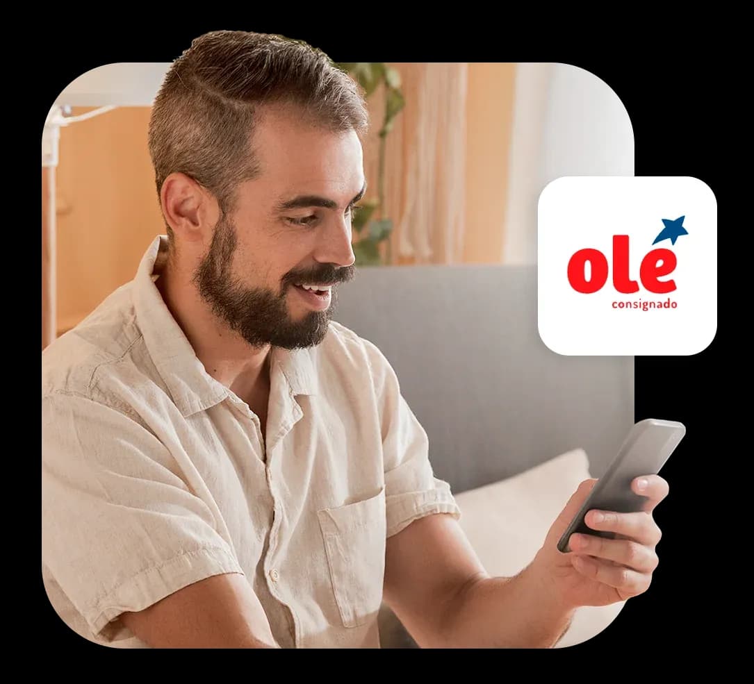 Homem sorridente simulando empréstimo no app Konsi