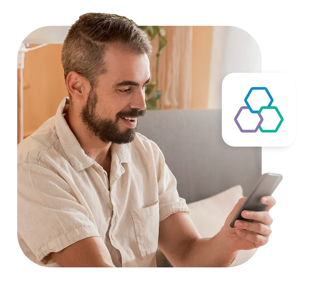 Homem sorridente simulando empréstimo no app Konsi