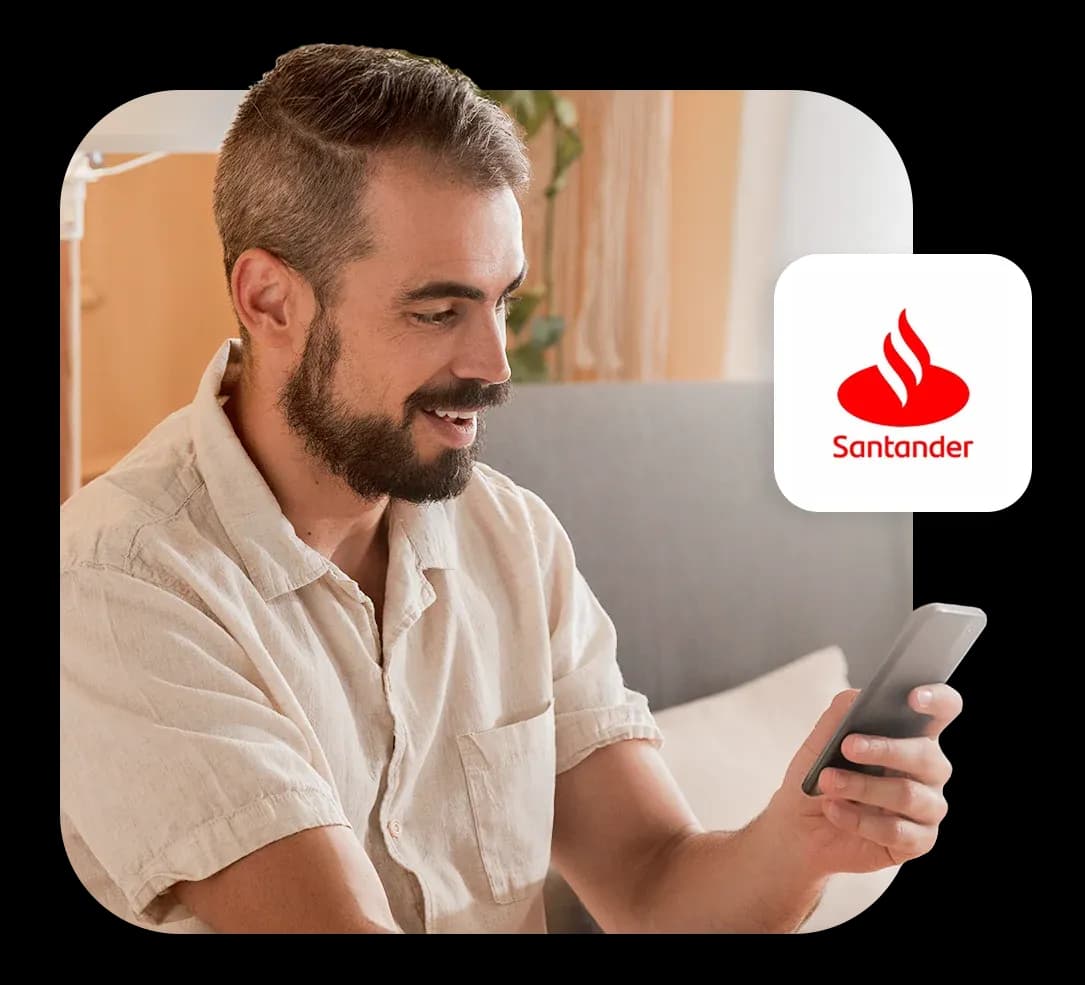 Homem sorridente simulando empréstimo no app Konsi