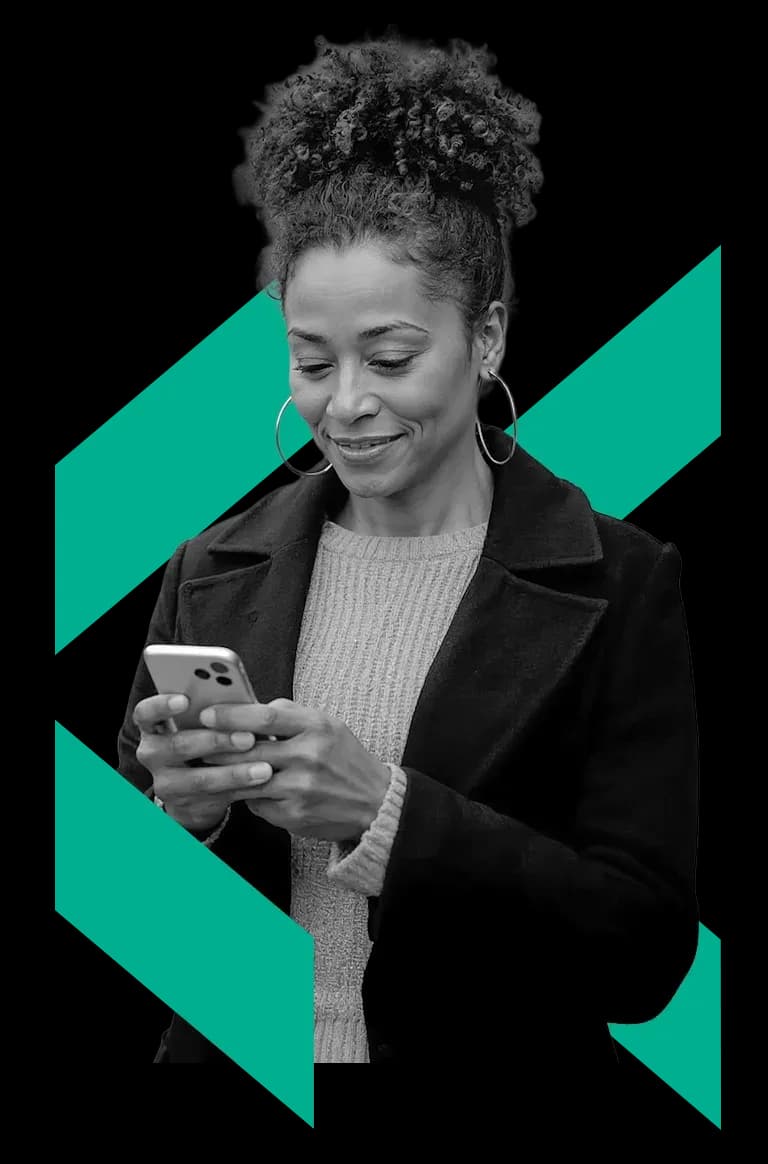 Mulher sorrindo usando celular para simular empréstimo para negativado no site Konsi