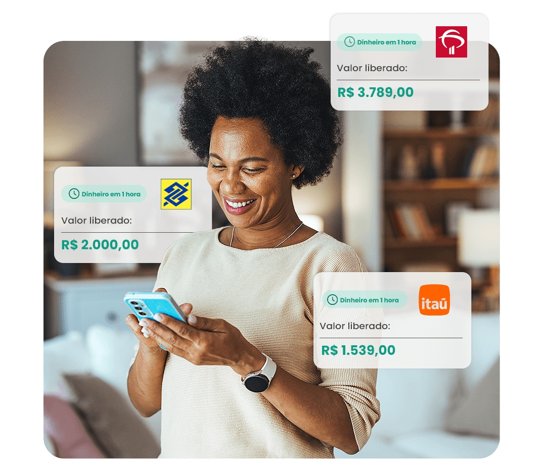 Compare ofertas e encontre o melhor refinanciamento de consignado CLT na Konsi Mulher sorridente usando celular, recebendo informações sobre refinanciamento de consignado CLT